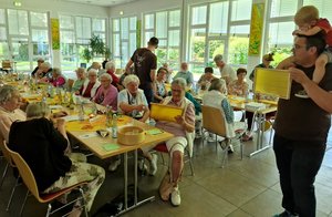 20250612 Famhof ++ Benedikt Burkhardt Mit Jungbauer Leo Auf Schultern