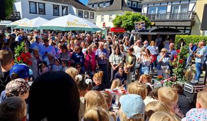 Blumenmarkt 4. 20250510 Eroeffnung Glueck Auf Schule