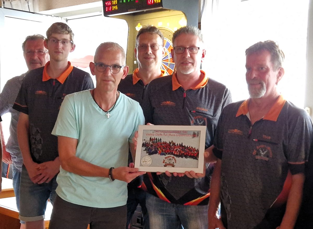20260627 Nicolai K K überreicht Foto Skiprojekt