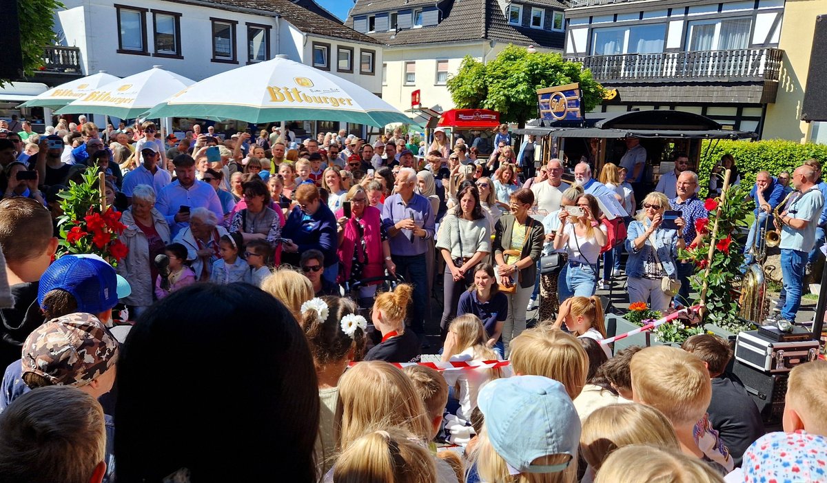 Blumenmarkt 4. 20250510 Eröffnung + Glück Auf Schule